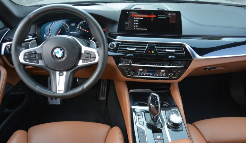 BMW rad 5 4.40 4×4 M550i, koža, mŕtvy uhol, head up full