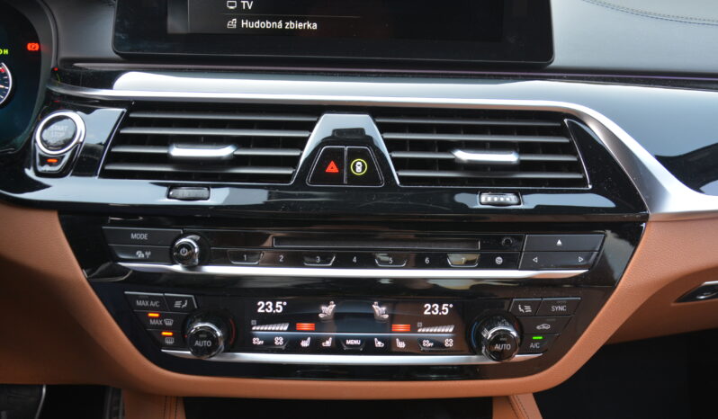 BMW rad 5 4.40 4×4 M550i, koža, mŕtvy uhol, head up full